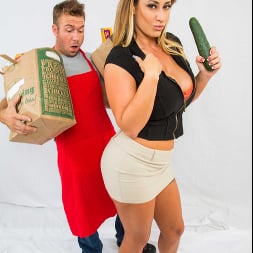 Eva Notty in 'VR Naughty America' Stranger gets lucky with MILF Eva Notty when he helps her with groceries (Thumbnail 210)